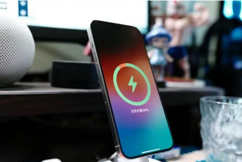 马湾镇苹果15换屏服务分享用什么充电器给iPhone15充电更好 